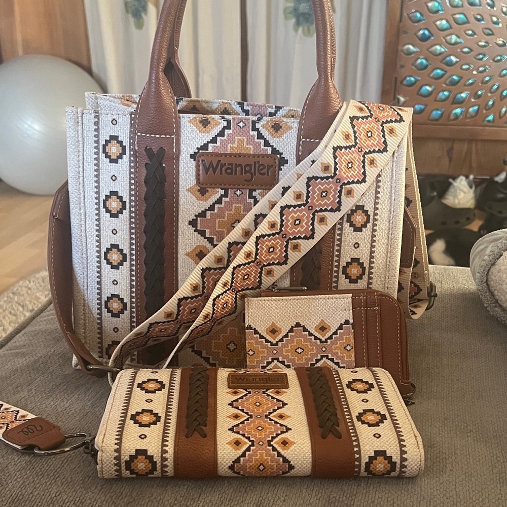 Wrangler Aztec Tan, Cream, & Pink Women's Purse, Wallet, and Zippy Coin set nwot